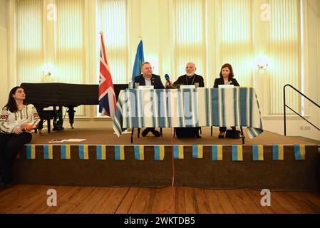 Bischof Kenneth Nowkowski sagte am zweiten Jahrestag des Krieges, dass die Ukrainer in Großbritannien sehr traurig, aber nicht im Stich gelassen wurden, es herrschte Stimmung und Hoffnung unter den Flüchtlingen, dass sie eines Tages in die Ukraine zurückkehren könnten. Bischof Nowakowski sagte, es gäbe über 280.000 Menschen, die dies getan haben seit der Invasion in großem Maßstab hier angekommen, um Zuflucht zu suchen, und hatte einen großen Einfluss auf die pastoralen Bedürfnisse hier im Vereinigten Königreich. Bischof Nowakowski erwähnte den Besuch von König Karl 111 am 30. November 2022, um der Eröffnung des Ukrainischen Welcome Centre ... zu gedenken Stockfoto