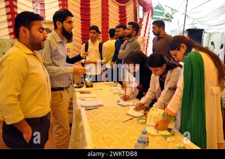 Besucher interessieren sich für verschiedene Stände während der 7. Job- und Fachmesse 2024, die am Donnerstag, den 22. Februar 2024, an der Isra University in Hyderabad stattfand. Stockfoto