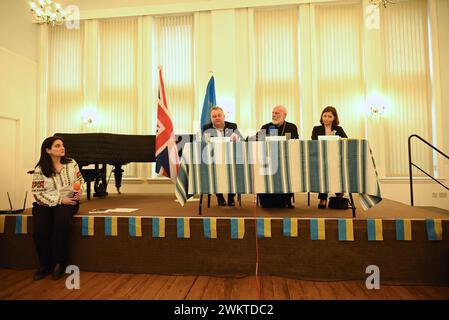 Bischof Kenneth Nowkowski sagte am zweiten Jahrestag des Krieges, dass die Ukrainer in Großbritannien sehr traurig, aber nicht im Stich gelassen wurden, es herrschte Stimmung und Hoffnung unter den Flüchtlingen, dass sie eines Tages in die Ukraine zurückkehren könnten. Bischof Nowakowski sagte, es gäbe über 280.000 Menschen, die dies getan haben seit der Invasion in großem Maßstab hier angekommen, um Zuflucht zu suchen, und hatte einen großen Einfluss auf die pastoralen Bedürfnisse hier im Vereinigten Königreich. Bischof Nowakowski erwähnte den Besuch von König Karl 111 am 30. November 2022, um der Eröffnung des Ukrainischen Welcome Centre ... zu gedenken Stockfoto