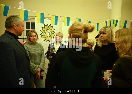 Bischof Kenneth Nowkowski sagte am zweiten Jahrestag des Krieges, dass die Ukrainer in Großbritannien sehr traurig, aber nicht im Stich gelassen wurden, es herrschte Stimmung und Hoffnung unter den Flüchtlingen, dass sie eines Tages in die Ukraine zurückkehren könnten. Bischof Nowakowski sagte, es gäbe über 280.000 Menschen, die dies getan haben seit der Invasion in großem Maßstab hier angekommen, um Zuflucht zu suchen, und hatte einen großen Einfluss auf die pastoralen Bedürfnisse hier im Vereinigten Königreich. Bischof Nowakowski erwähnte den Besuch von König Karl 111 am 30. November 2022, um der Eröffnung des Ukrainischen Welcome Centre ... zu gedenken Stockfoto