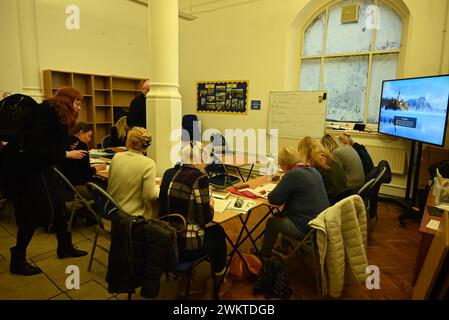 Bischof Kenneth Nowkowski sagte am zweiten Jahrestag des Krieges, dass die Ukrainer in Großbritannien sehr traurig, aber nicht im Stich gelassen wurden, es herrschte Stimmung und Hoffnung unter den Flüchtlingen, dass sie eines Tages in die Ukraine zurückkehren könnten. Bischof Nowakowski sagte, es gäbe über 280.000 Menschen, die dies getan haben seit der Invasion in großem Maßstab hier angekommen, um Zuflucht zu suchen, und hatte einen großen Einfluss auf die pastoralen Bedürfnisse hier im Vereinigten Königreich. Bischof Nowakowski erwähnte den Besuch von König Karl 111 am 30. November 2022, um der Eröffnung des Ukrainischen Welcome Centre ... zu gedenken Stockfoto
