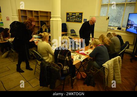 Bischof Kenneth Nowkowski sagte am zweiten Jahrestag des Krieges, dass die Ukrainer in Großbritannien sehr traurig, aber nicht im Stich gelassen wurden, es herrschte Stimmung und Hoffnung unter den Flüchtlingen, dass sie eines Tages in die Ukraine zurückkehren könnten. Bischof Nowakowski sagte, es gäbe über 280.000 Menschen, die dies getan haben seit der Invasion in großem Maßstab hier angekommen, um Zuflucht zu suchen, und hatte einen großen Einfluss auf die pastoralen Bedürfnisse hier im Vereinigten Königreich. Bischof Nowakowski erwähnte den Besuch von König Karl 111 am 30. November 2022, um der Eröffnung des Ukrainischen Welcome Centre ... zu gedenken Stockfoto
