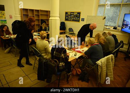 Bischof Kenneth Nowkowski sagte am zweiten Jahrestag des Krieges, dass die Ukrainer in Großbritannien sehr traurig, aber nicht im Stich gelassen wurden, es herrschte Stimmung und Hoffnung unter den Flüchtlingen, dass sie eines Tages in die Ukraine zurückkehren könnten. Bischof Nowakowski sagte, es gäbe über 280.000 Menschen, die dies getan haben seit der Invasion in großem Maßstab hier angekommen, um Zuflucht zu suchen, und hatte einen großen Einfluss auf die pastoralen Bedürfnisse hier im Vereinigten Königreich. Bischof Nowakowski erwähnte den Besuch von König Karl 111 am 30. November 2022, um der Eröffnung des Ukrainischen Welcome Centre ... zu gedenken Stockfoto