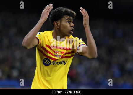 Neapel, Italien. Februar 2024. Lamine Yamal vom FC Barcelona gibt beim Achtelfinale der UEFA Champions League am 21. Februar 2023 im Stadio Maradona in Neapel, Italien, Gesten. Quelle: Marco Canoniero/Alamy Live News Stockfoto