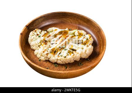 Gegrillte Blumenkohlensteaks mit Cilantro Limette Chimichurri Sauce, pflanzliches Fleischersatzkonzept. Isoliert auf weißem Hintergrund Stockfoto