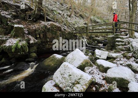 WALKE auf der Brücke über die Padley Gorge in der Nähe von Grindleford Village, Peak District National Park, Derbyshire, England, Großbritannien Stockfoto