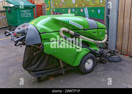 London, Vereinigtes Königreich - 16. November 2013: Green Machines Street Sweeper Cleaning Vehicle for Pavement in City. Stockfoto