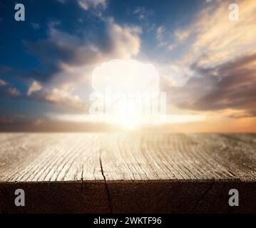 Nuklear-Explosion Pilz Wolke gegen Sonnenuntergang Himmel durch das Fenster Stockfoto