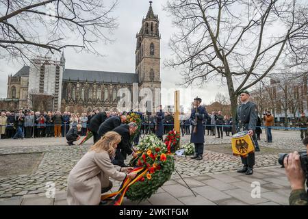 Einweihung der Reichsbanner-Gedenkstele und eine Kranzniederlegung mit militaerischen Ehren am Donnerstag 22.02.2024 vor dem Landtagsgebaeude von Sachsen-Anhalt in Magdeburg zum 100. Gruendungstag des Reichsbanners Schwarz-Rot-Gold . Das Reichsbanner Schwarz-Rot-Gold war am 22. Februar 1924 in Magdeburg von Mitgliedern der SPD, der katholischen Zentrumspartei und der linksliberalen Deutschen Demokratischen Partei DDP als ueberparteilicher Veteranen- und Wehrverband gegruendet. Mit der Gruendung setzten sich Vertreter der drei Parteien der Weimarer Koalition für den Schutz der noch jungen Re Stockfoto