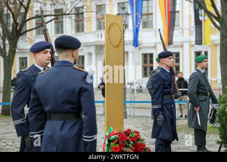 Einweihung der Reichsbanner-Gedenkstele und eine Kranzniederlegung mit militaerischen Ehren am Donnerstag 22.02.2024 vor dem Landtagsgebaeude von Sachsen-Anhalt in Magdeburg zum 100. Gruendungstag des Reichsbanners Schwarz-Rot-Gold . Das Reichsbanner Schwarz-Rot-Gold war am 22. Februar 1924 in Magdeburg von Mitgliedern der SPD, der katholischen Zentrumspartei und der linksliberalen Deutschen Demokratischen Partei DDP als ueberparteilicher Veteranen- und Wehrverband gegruendet. Mit der Gruendung setzten sich Vertreter der drei Parteien der Weimarer Koalition für den Schutz der noch jungen Re Stockfoto