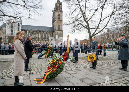 Einweihung der Reichsbanner-Gedenkstele und eine Kranzniederlegung mit militaerischen Ehren am Donnerstag 22.02.2024 vor dem Landtagsgebaeude von Sachsen-Anhalt in Magdeburg zum 100. Gruendungstag des Reichsbanners Schwarz-Rot-Gold . Das Reichsbanner Schwarz-Rot-Gold war am 22. Februar 1924 in Magdeburg von Mitgliedern der SPD, der katholischen Zentrumspartei und der linksliberalen Deutschen Demokratischen Partei DDP als ueberparteilicher Veteranen- und Wehrverband gegruendet. Mit der Gruendung setzten sich Vertreter der drei Parteien der Weimarer Koalition für den Schutz der noch jungen Re Stockfoto