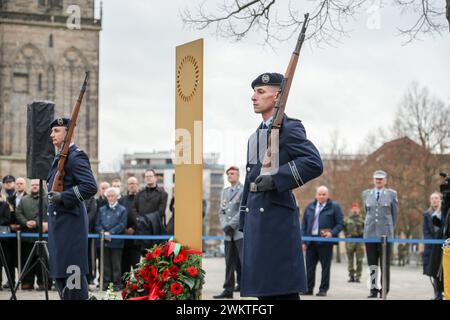 Einweihung der Reichsbanner-Gedenkstele und eine Kranzniederlegung mit militaerischen Ehren am Donnerstag 22.02.2024 vor dem Landtagsgebaeude von Sachsen-Anhalt in Magdeburg zum 100. Gruendungstag des Reichsbanners Schwarz-Rot-Gold . Das Reichsbanner Schwarz-Rot-Gold war am 22. Februar 1924 in Magdeburg von Mitgliedern der SPD, der katholischen Zentrumspartei und der linksliberalen Deutschen Demokratischen Partei DDP als ueberparteilicher Veteranen- und Wehrverband gegruendet. Mit der Gruendung setzten sich Vertreter der drei Parteien der Weimarer Koalition für den Schutz der noch jungen Re Stockfoto