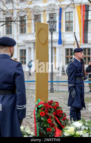 Einweihung der Reichsbanner-Gedenkstele und eine Kranzniederlegung mit militaerischen Ehren am Donnerstag 22.02.2024 vor dem Landtagsgebaeude von Sachsen-Anhalt in Magdeburg zum 100. Gruendungstag des Reichsbanners Schwarz-Rot-Gold . Das Reichsbanner Schwarz-Rot-Gold war am 22. Februar 1924 in Magdeburg von Mitgliedern der SPD, der katholischen Zentrumspartei und der linksliberalen Deutschen Demokratischen Partei DDP als ueberparteilicher Veteranen- und Wehrverband gegruendet. Mit der Gruendung setzten sich Vertreter der drei Parteien der Weimarer Koalition für den Schutz der noch jungen Re Stockfoto