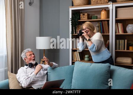Einfaches Leben. Ältere pensionierte Ehepaare genießen ihren Ruhestand und erinnern sich an unterhaltsame Unterhaltung in ihrem warmen Zuhause. Senioren, die Erinnerungen wecken, glückliches pe Stockfoto