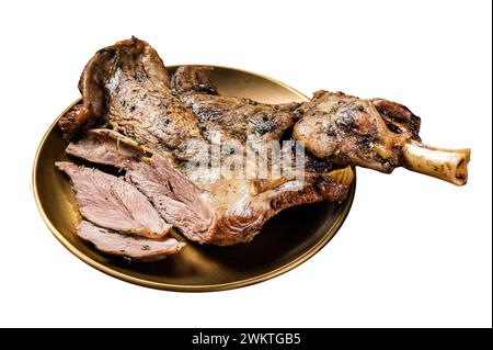Gebackenes ganzes Lammschulterbein mit Kräutern und Gewürzen auf einer Stahlplatte. Isoliert auf weißem Hintergrund Stockfoto