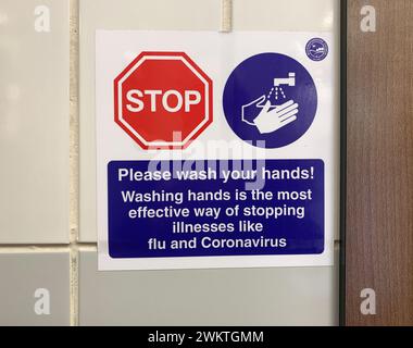 Chalfont St Giles, Großbritannien. Februar 2024. Ein COVID-19-Zeichen für soziale Distanzierung in einer öffentlichen Toilette. Kredit: Maureen McLean/Alamy Stockfoto