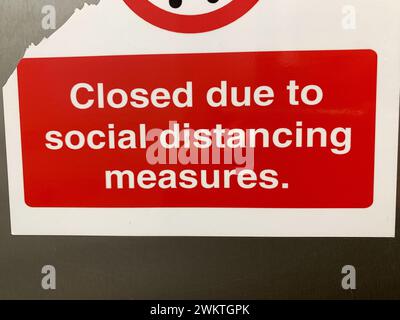 Chalfont St Giles, Großbritannien. Februar 2024. Ein COVID-19-Zeichen für soziale Distanzierung in einer öffentlichen Toilette. Kredit: Maureen McLean/Alamy Stockfoto