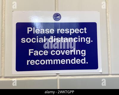 Chalfont St Giles, Großbritannien. Februar 2024. Ein COVID-19-Zeichen für soziale Distanzierung in einer öffentlichen Toilette. Kredit: Maureen McLean/Alamy Stockfoto