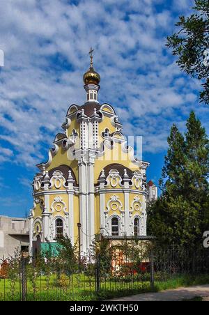 Ukraine, Charkiw - 22. Juni 2016. Kirche zu Ehren der Ikone der Mutter Gottes Wiederkunft der Toten in Charkiw Stadt, im Park in der Nähe des Stockfoto