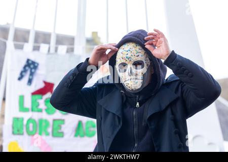 Edinburgh, Schottland. 22. Februar 2024. Ein Modell in einer Gesichtsmaske aus Plastiknadeln auf einem Laufsteg vor dem schottischen Parlament, um das Bewusstsein für unseren verschwenderischen und umweltbelastenden Materialverbrauch zu schärfen. © Richard Newton / Alamy Live News Stockfoto