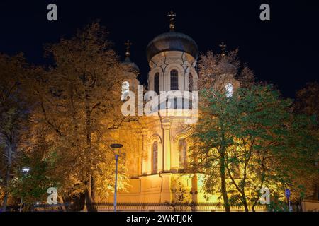 Metropolitan Cathedral of Saint Mary Magdalena Orthodoxe Kirche mit christlichen Kreuzen auf den Kuppeln in der Nacht im Praga Stadtteil Warschau Polen Stockfoto