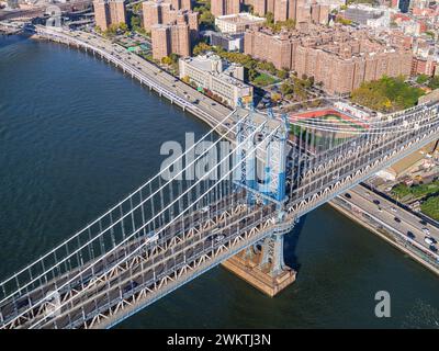 Luftaufnahmen der Manhattan Bridge aus einem offenen Hubschrauberflug Stockfoto