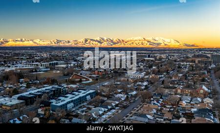 Malerischer Blick auf die Berge in Salt Lake City über das Wohngebiet Stockfoto