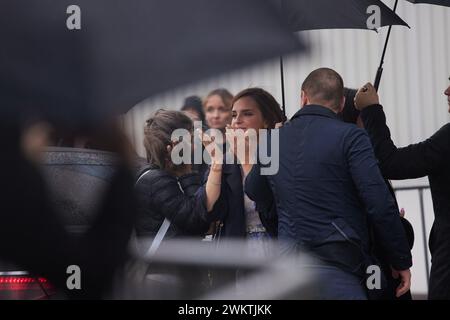 Mailand, Italien. Februar 2024. Emma Watson kommt auf der Prada Fashion Show während der Mailand Fashion Week Herbst/Winter 2024-2025 am 22. Februar 2024 in Mailand an. © Foto: Cinzia Camela. Quelle: Live Media Publishing Group/Alamy Live News Stockfoto