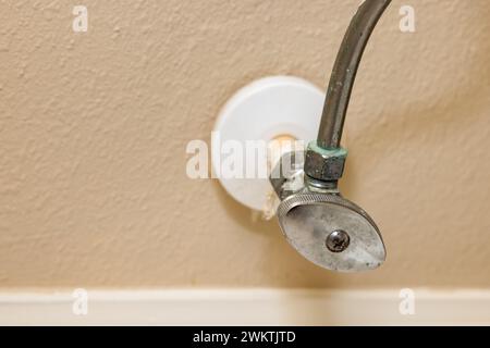 Wohn Heim Badezimmer Toilette Wasserabsperrventil. Austausch alter, undichter Armaturen für die Wandversorgungsleitung der Toiletten. Stockfoto