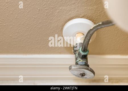 Wohn Heim Badezimmer Toilette Wasserabsperrventil. Austausch alter, undichter Armaturen für die Wandversorgungsleitung der Toiletten. Stockfoto