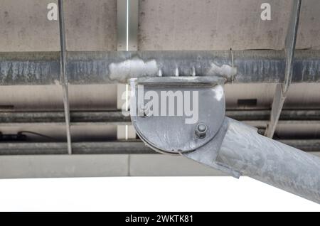 Konstruktion, tragende Stahlkonstruktion zur Stützung der Pergola aus Solarpaneelen aus Stahlblech, Muttern, Bolzen und Dübeln, verzinkt Stockfoto