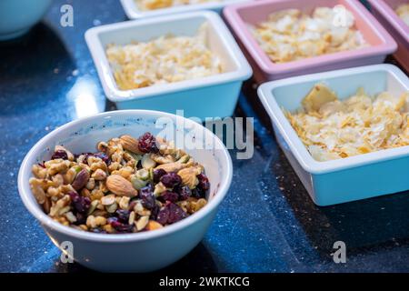 Um ali ist arabische Süßigkeit, die aus Blätterteig und Nüssen mit Milch und Sahne besteht. Außerdem können Sie etwas Honig als Topping hinzufügen Stockfoto