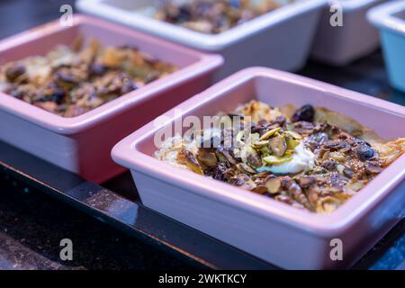 Um ali ist arabische Süßigkeit, die aus Blätterteig und Nüssen mit Milch und Sahne besteht. Außerdem können Sie etwas Honig als Topping hinzufügen Stockfoto