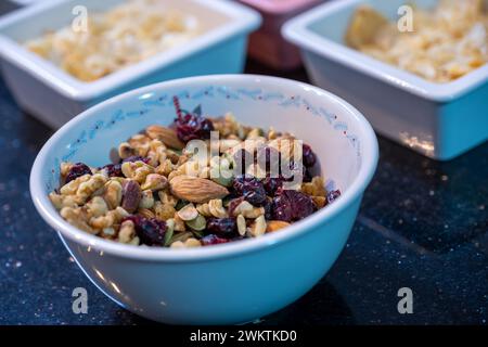 Um ali ist arabische Süßigkeit, die aus Blätterteig und Nüssen mit Milch und Sahne besteht. Außerdem können Sie etwas Honig als Topping hinzufügen Stockfoto