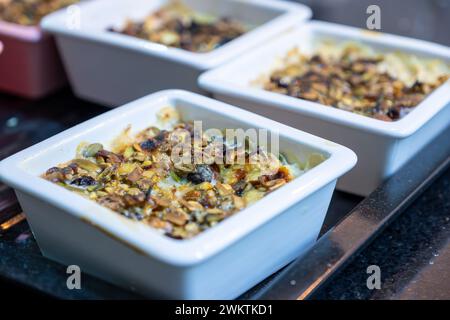 Um ali ist arabische Süßigkeit, die aus Blätterteig und Nüssen mit Milch und Sahne besteht. Außerdem können Sie etwas Honig als Topping hinzufügen Stockfoto