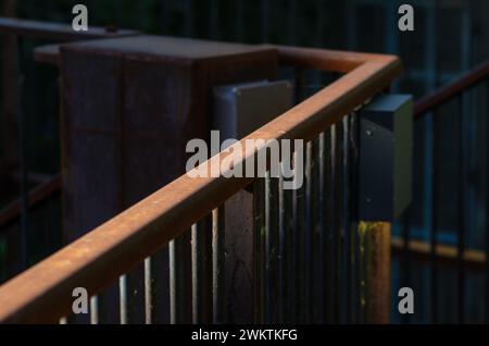 Geländer aus Corten-Stahl, mit oxidierten, rostfesten Eisenelementen. Attika der erhöhten Struktur. Architektur im Dialog zwischen Vergangenheit und Moderne. Stockfoto