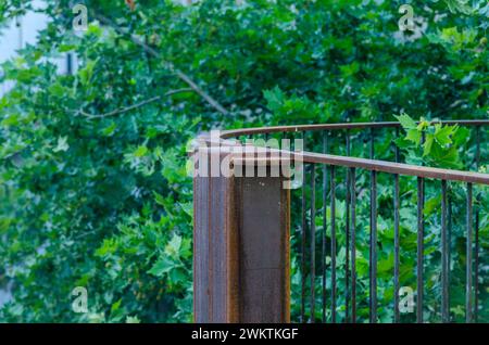 Geländer aus Corten-Stahl, mit oxidierten, rostfesten Eisenelementen. Attika der erhöhten Struktur. Architektur im Dialog zwischen Vergangenheit und Moderne. Stockfoto