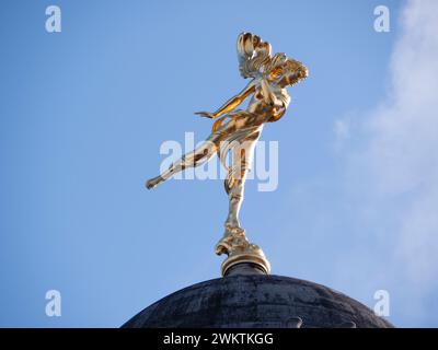 Die goldene Statue Ariel auf der Tivoli Ecke Bank of England, in der City of London Stockfoto