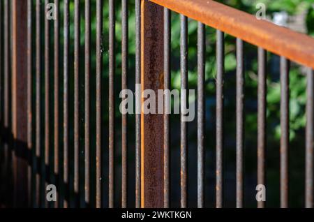 Geländer aus Corten-Stahl, mit oxidierten, rostfesten Eisenelementen. Attika der erhöhten Struktur. Architektur im Dialog zwischen Vergangenheit und Moderne. Stockfoto