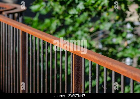 Geländer aus Corten-Stahl, mit oxidierten, rostfesten Eisenelementen. Attika der erhöhten Struktur. Architektur im Dialog zwischen Vergangenheit und Moderne. Stockfoto