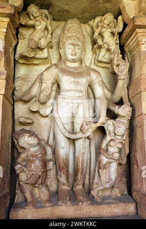 Vishnu steht mit Chakra und Conch Shell, Durga Tempel, Aihole Tempel, Badami, Bagalkot, Karnataka, Indien Stockfoto