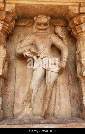 Vishnu als Narasimha, Durga Tempel, Aihole Tempel, Badami, Bagalkot, Karnataka, Indien Stockfoto