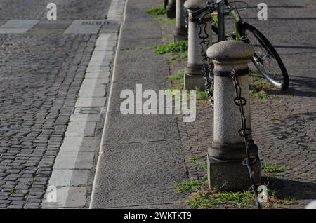 Straßenmöbel im historischen Zentrum, mit eleganten und wertvollen historischen Verkehrsinseln, aus Granitstein und schmiedeeisernen Ketten, Fußgängerzone Stockfoto