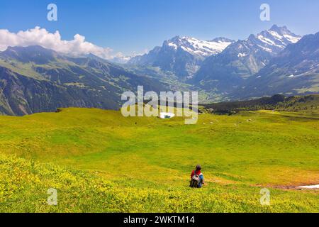 Das Wetterhornmassiv erhebt sich über dem Tal Grindelwald, von Klein Matterhorn aus gesehen Stockfoto