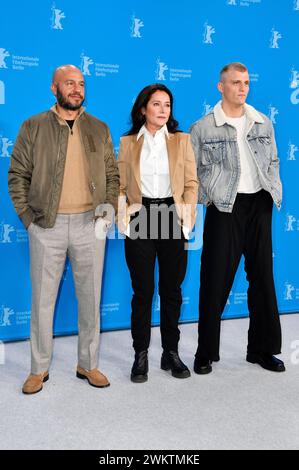 Dar Salim, Sidse Babett Knudsen und Sebastian Bull beim Photocall zum Kinofilm Vogter / Sons auf der Berlinale 2024 / 74. Internationale Filmfestspiele Berlin im Hotel Grand Hyatt. Berlin, 22.02.2024 *** dar Salim, Sidse Babett Knudsen und Sebastian Bull beim Fotobesuch zum Spielfilm Vogter Söhne auf der Berlinale 2024 74 Berlin International Film Festival im Hotel Grand Hyatt Berlin, 22 02 2024 Foto:Xn.xKubelkax/xFuturexImagex vogter 4205 Stockfoto