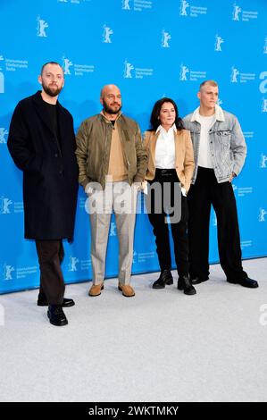 Gustav Möller, dar Salim, Sidse Babett Knudsen und Sebastian Bull beim Photocall zum Kinofilm Vogter / Sons auf der Berlinale 2024 / 74. Internationale Filmfestspiele Berlin im Hotel Grand Hyatt. Berlin, 22.02.2024 *** Gustav Möller, dar Salim, Sidse Babett Knudsen und Sebastian Bull beim Fotobesuch zum Spielfilm Vogter Söhne auf der Berlinale 2024 74 Berlin International Film Festival im Hotel Grand Hyatt Berlin, 22 02 2024 Foto:Xn.xKubelkax/xFuturexImagex vogter 4203 Stockfoto