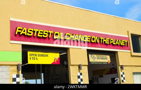 OCALA, FLORIDA, USA – 20. Februar 2024 Nahaufnahme von Take 5, einem Logo mit dem Schriftzug „schnellster Ölwechsel auf dem Planeten“, Drive Thru Entrance Stockfoto