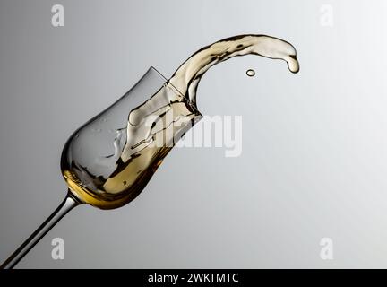 Das Getränk wird aus dem Glas verschüttet. Konzept des Themas Premium-Alkohol. Speicherplatz kopieren. Stockfoto