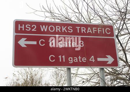 Harefield, Großbritannien. Februar 2024. Ein Schild für HS2 Works Traffic in Harefield. Kredit: Maureen McLean/Alamy Stockfoto