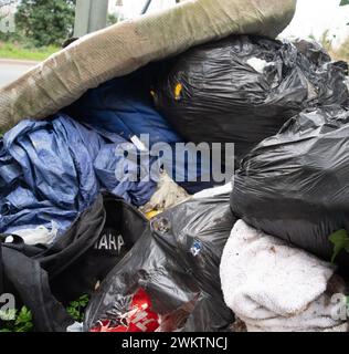 Harefield, Großbritannien. Februar 2024. Fliegenkippen und Müll links auf dem Bürgersteig neben dem Grand Union Canal in Harefield. Kredit: Maureen McLean/Alamy Stockfoto